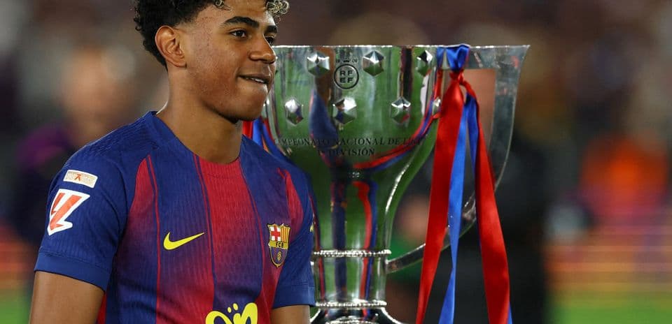 Jugador del Barcelona junto al trofeo de campeón