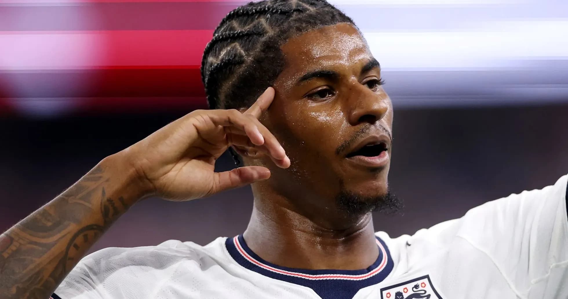 Jugador señalando hacia su cabeza durante el partido