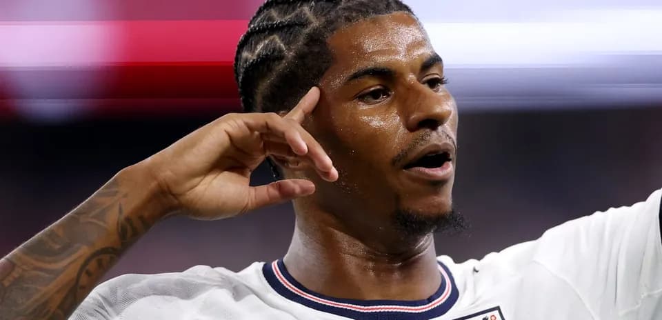 Jugador señalando hacia su cabeza durante el partido