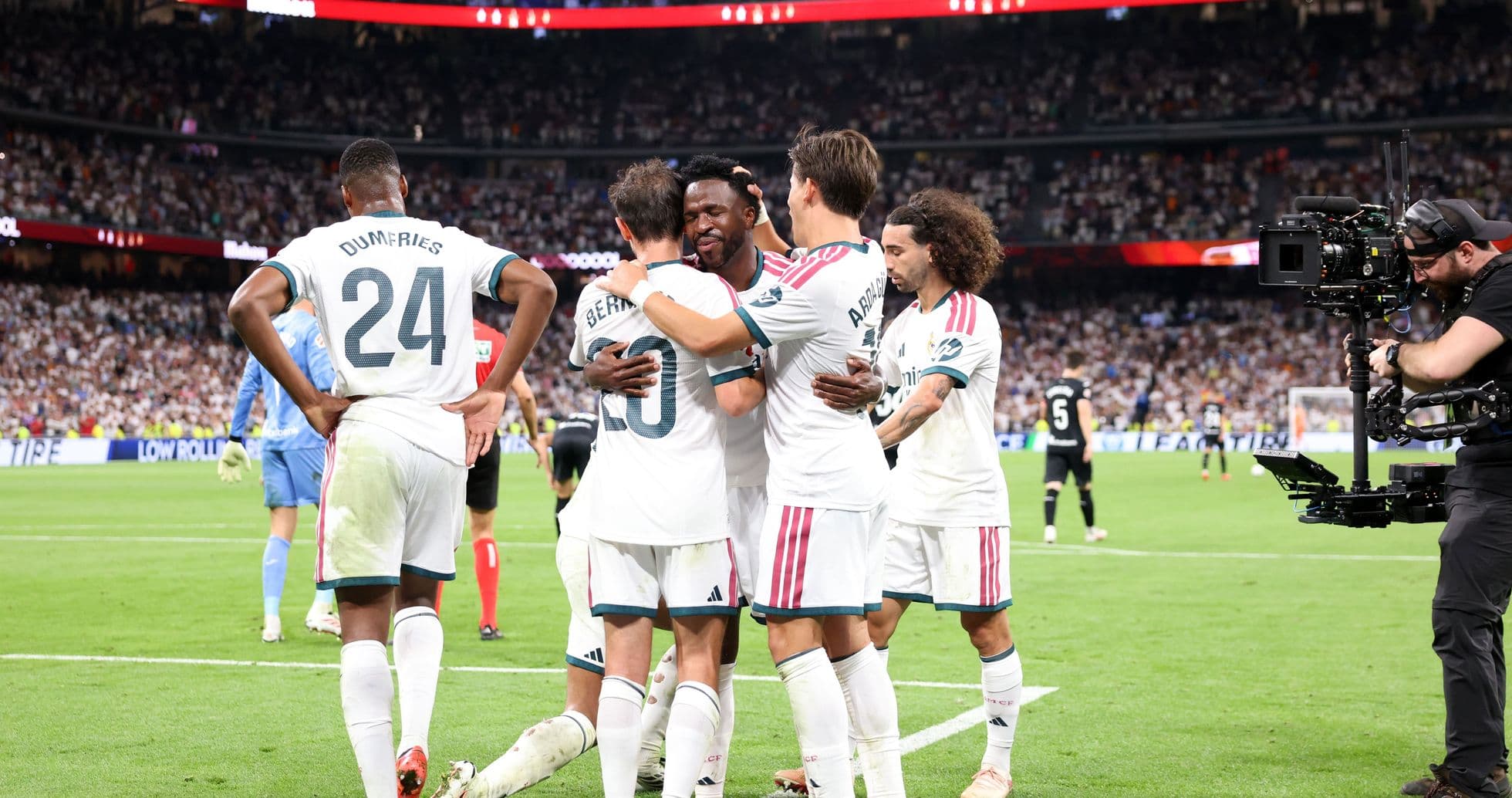 Jugadores celebrando un gol en el partido