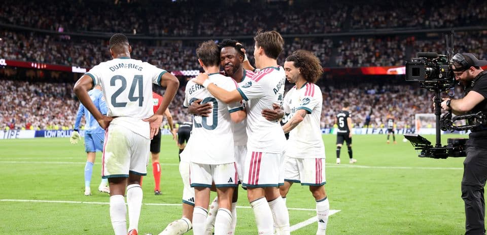 Jugadores celebrando un gol en el partido