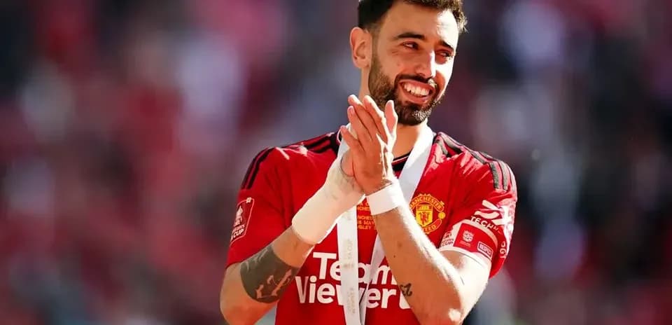 Jugador de Manchester United aplaudiendo con medalla