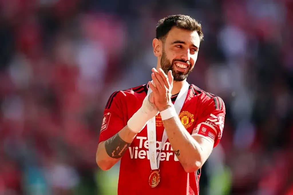 Jugador de Manchester United aplaudiendo con medalla