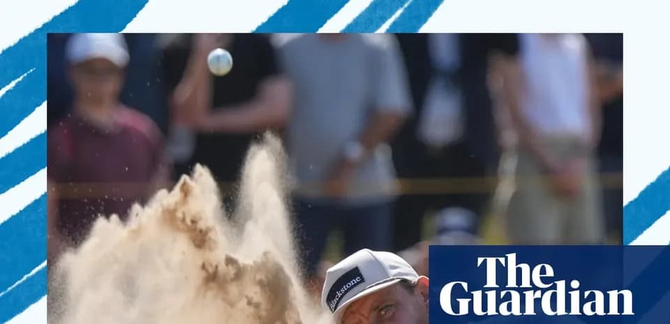 Jugador golpeando la pelota desde un bunker de arena