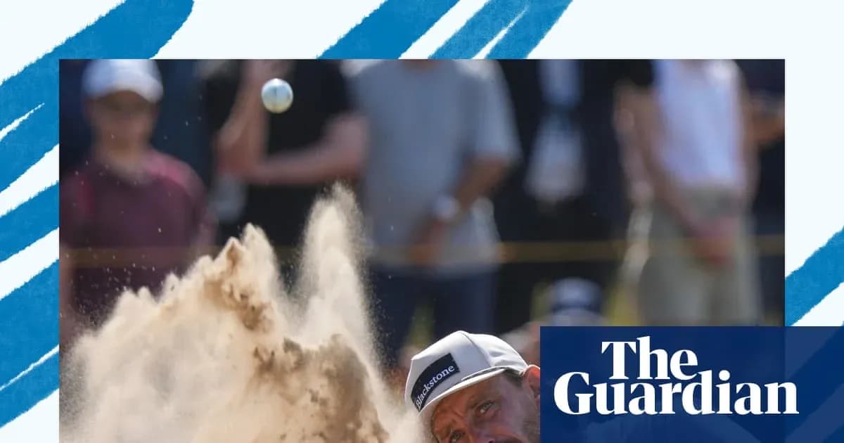 Jugador golpeando la pelota desde un bunker de arena