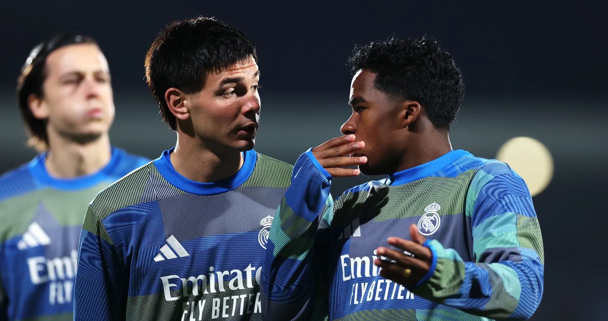 Jugadores de Real Madrid conversando durante entrenamiento