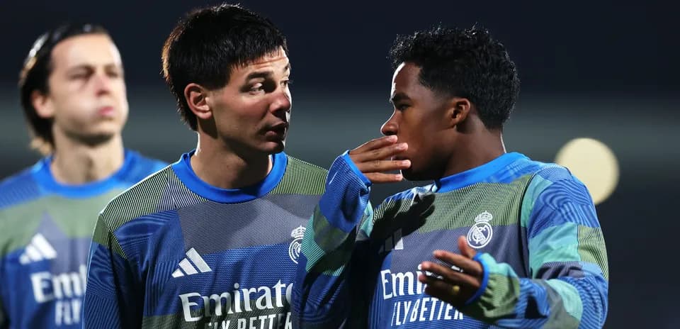 Jugadores de Real Madrid conversando durante entrenamiento
