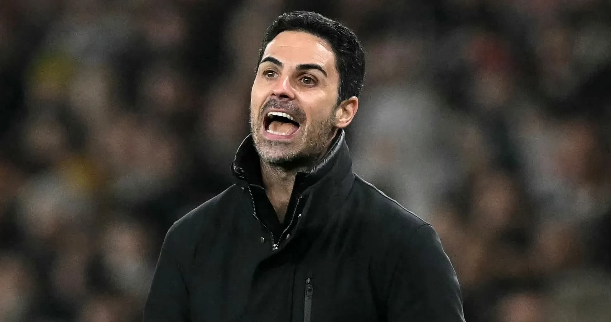 Entrenador dirigiendo a su equipo durante el partido