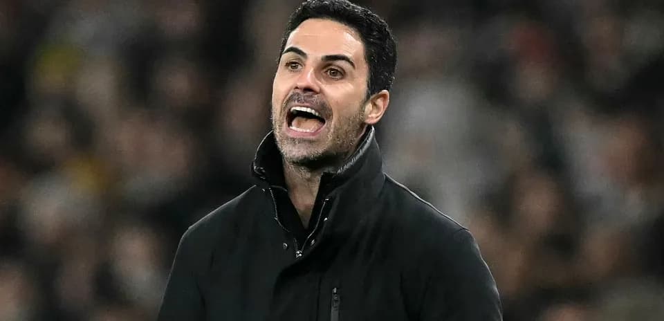 Entrenador dirigiendo a su equipo durante el partido