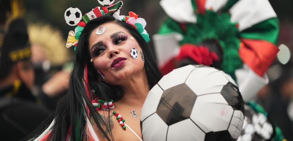 Fan mexicana con balón de fútbol en celebración