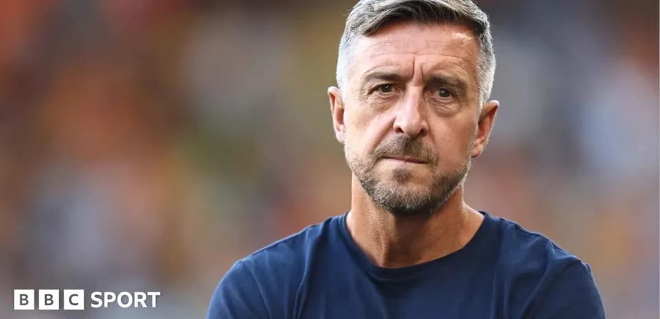 Entrenador observando durante un partido