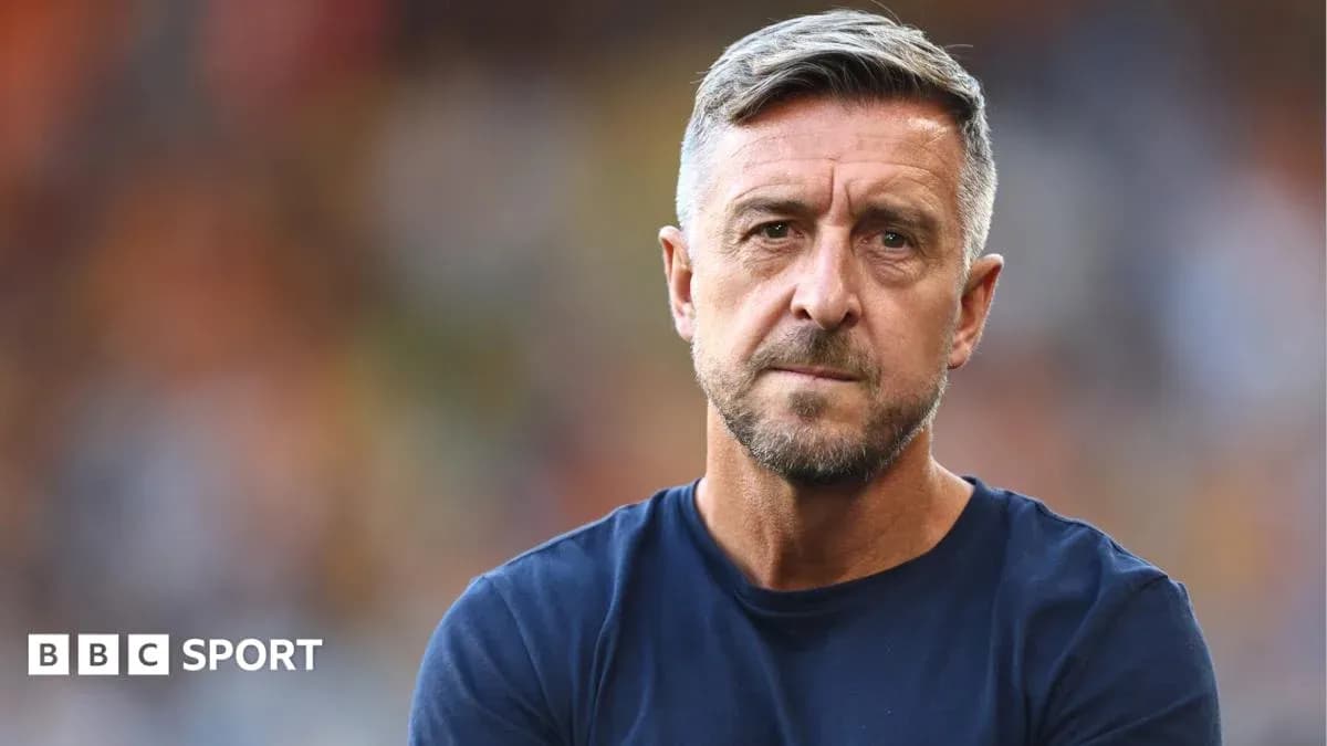 Entrenador observando durante un partido
