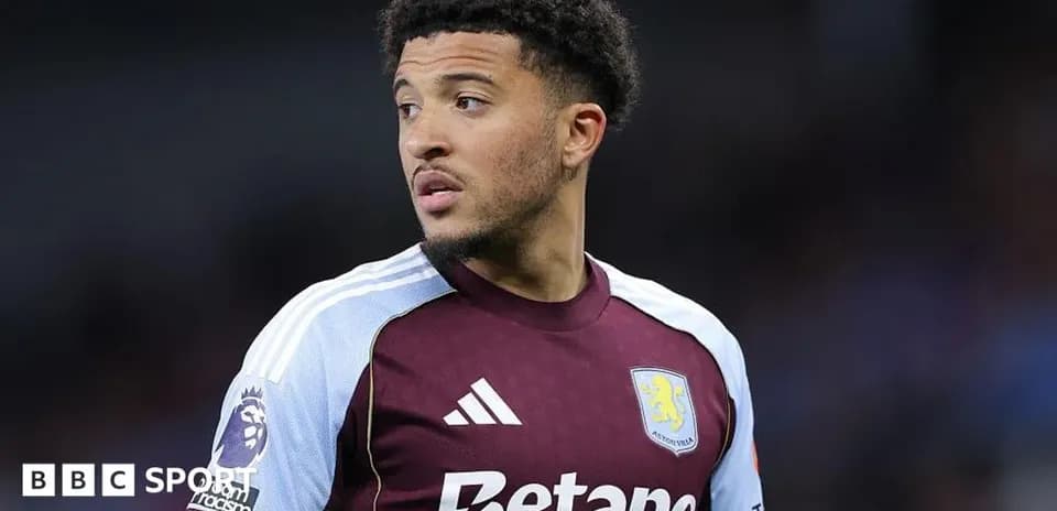 Jugador de Aston Villa en el campo de juego