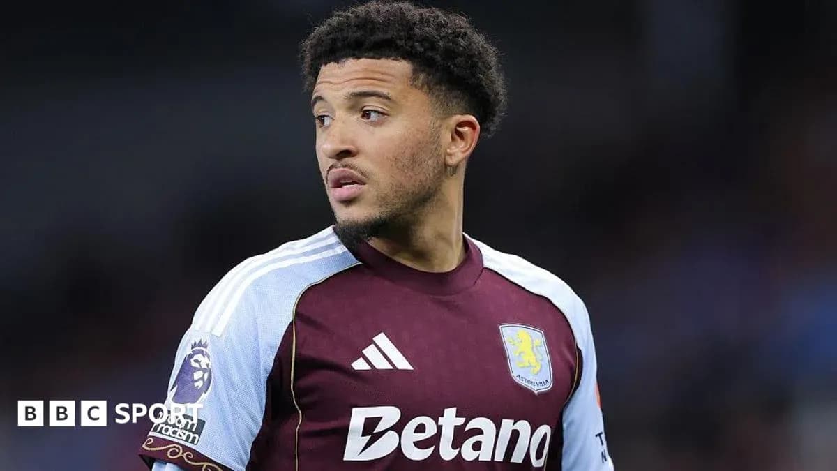 Jugador de Aston Villa en el campo de juego