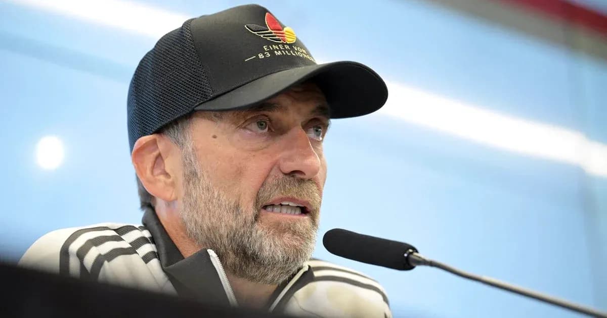 Entrenador hablando en conferencia de prensa