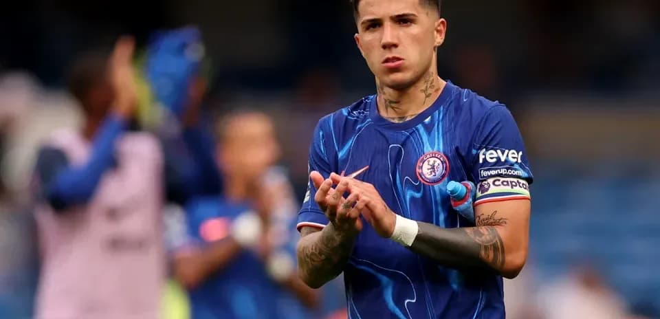 Jugador de Chelsea aplaudiendo en el campo