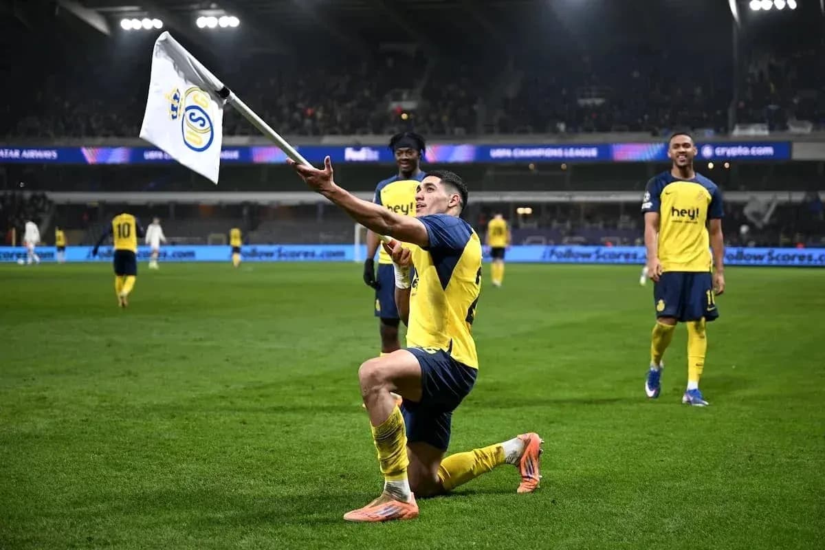 Jugador celebrando con una bandera en el campo