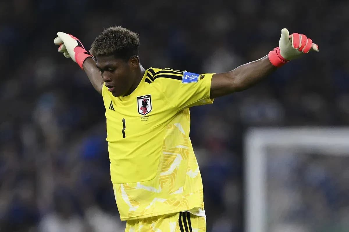 Portero japonés levantando los brazos en el partido