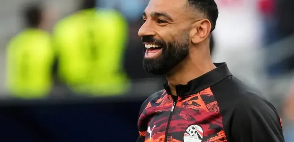 Jugador sonriente en la cancha de fútbol