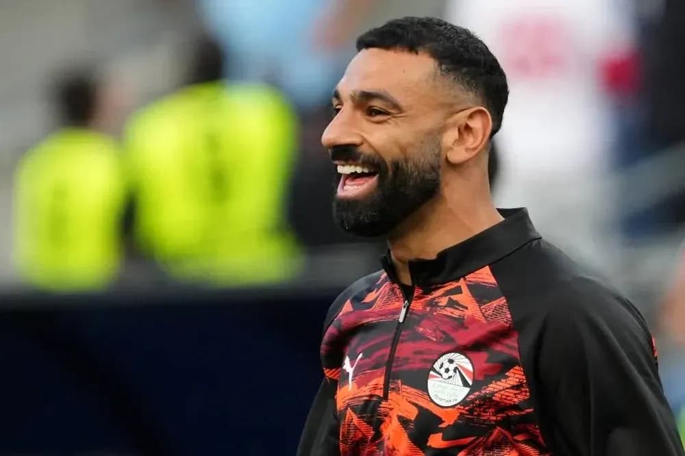Jugador sonriente en la cancha de fútbol