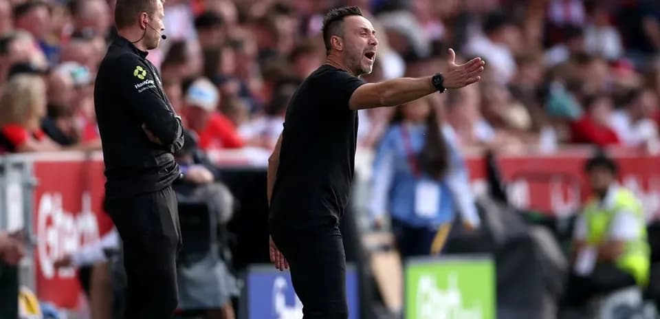 Entrenador dando instrucciones durante un partido