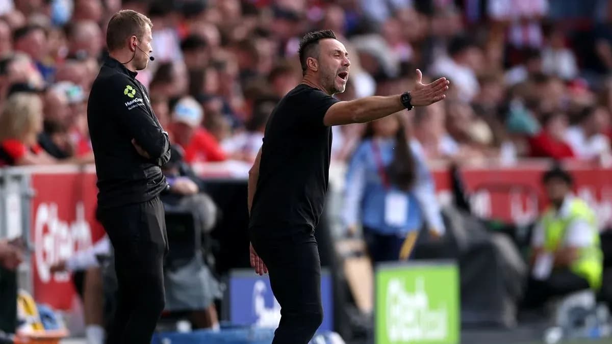 Entrenador dando instrucciones durante un partido
