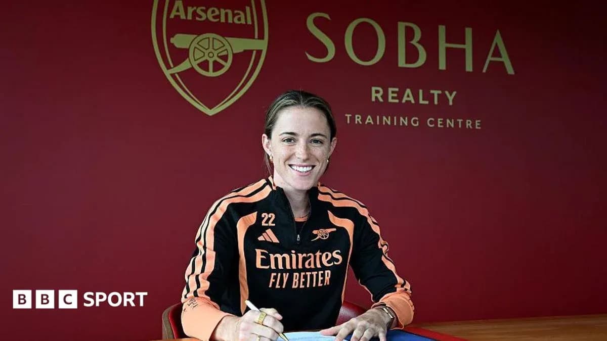 Jugadora firmando contrato en el centro de entrenamiento