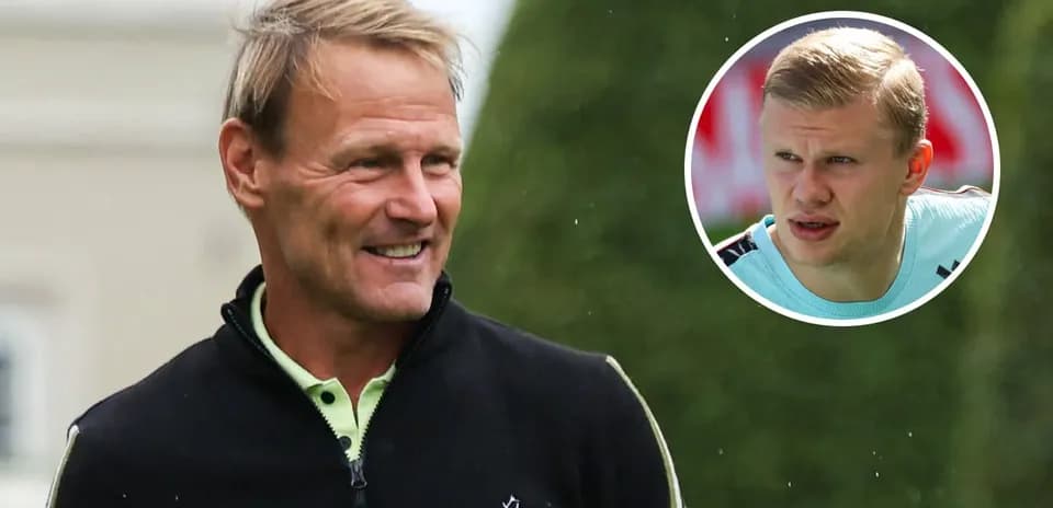 Entrenador sonriente junto a jugador en el fondo
