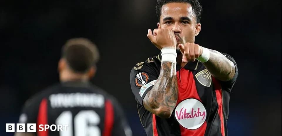 Jugador celebrando con gesto en el campo de fútbol