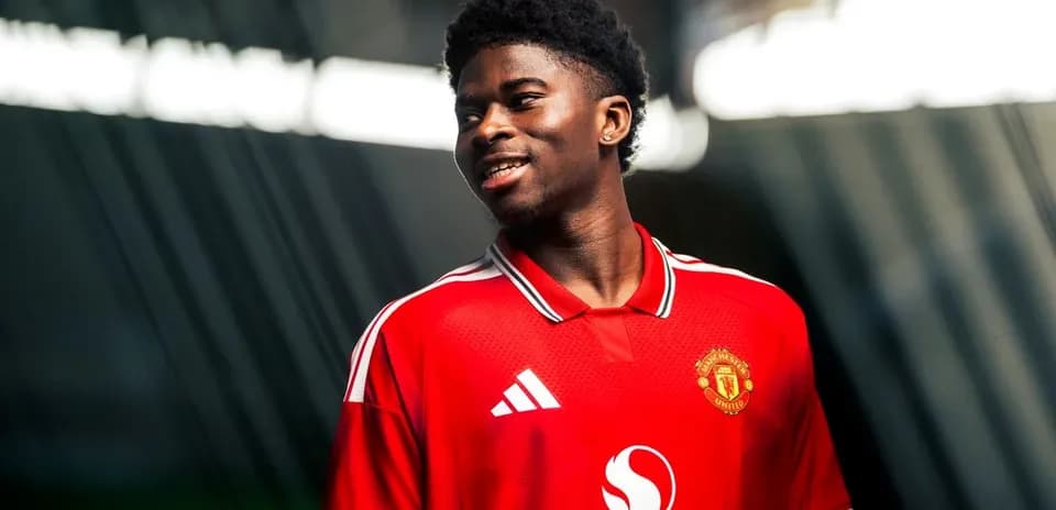 Jugador de Manchester United en camiseta roja