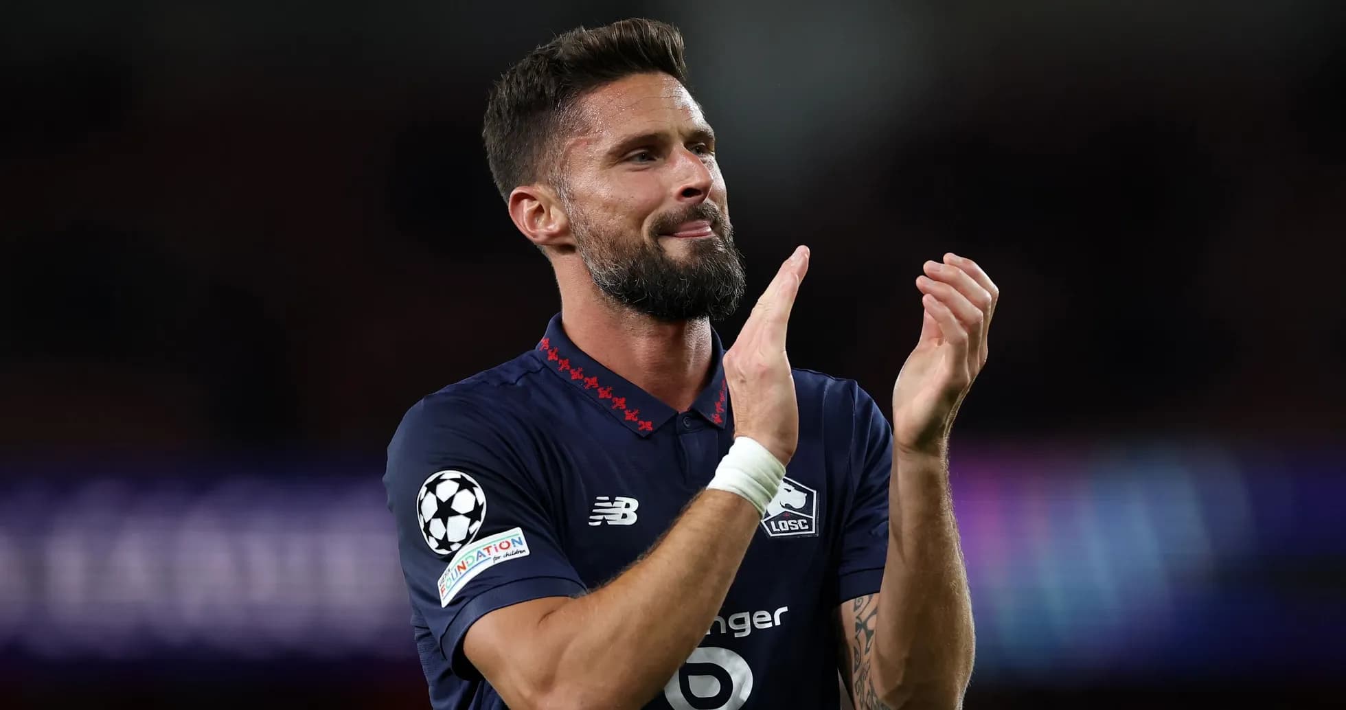 Jugador aplaudiendo en partido de fútbol