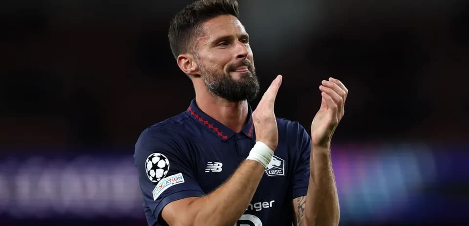 Jugador aplaudiendo en partido de fútbol
