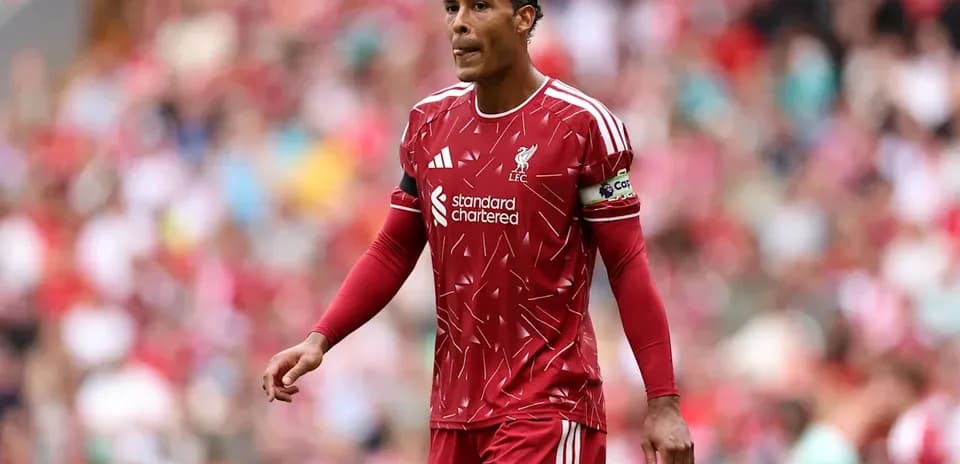 Jugador de Liverpool caminando en el campo