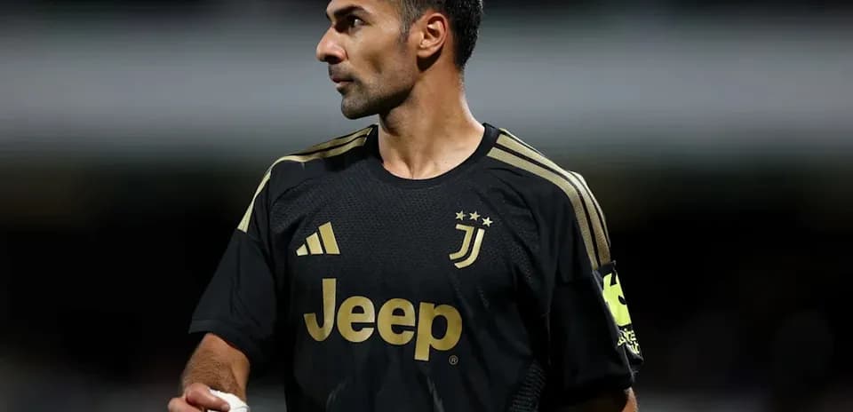 Portero de Juventus en uniforme negro durante partido