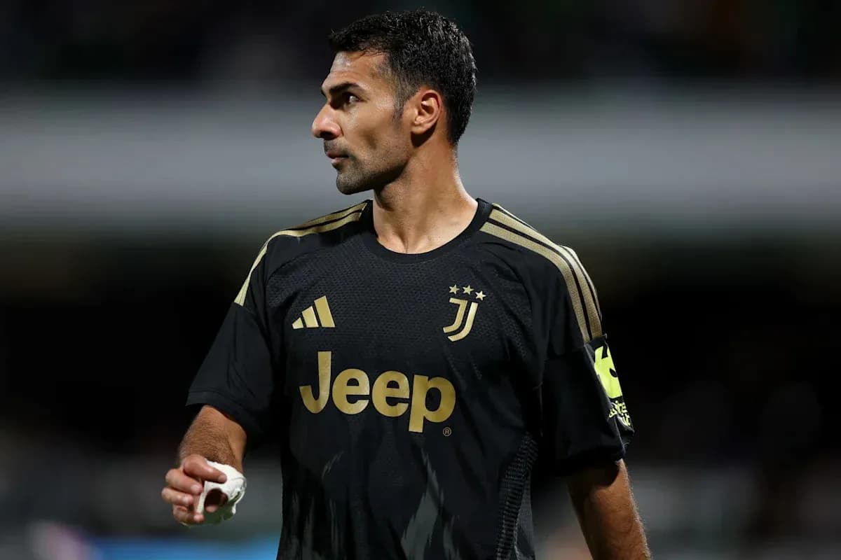 Portero de Juventus en uniforme negro durante partido