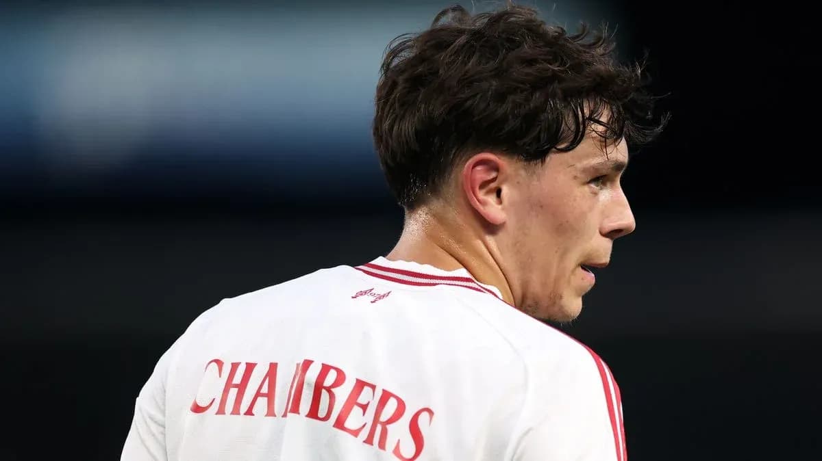 Jugador con camiseta blanca y nombre 'CHAMBERS'