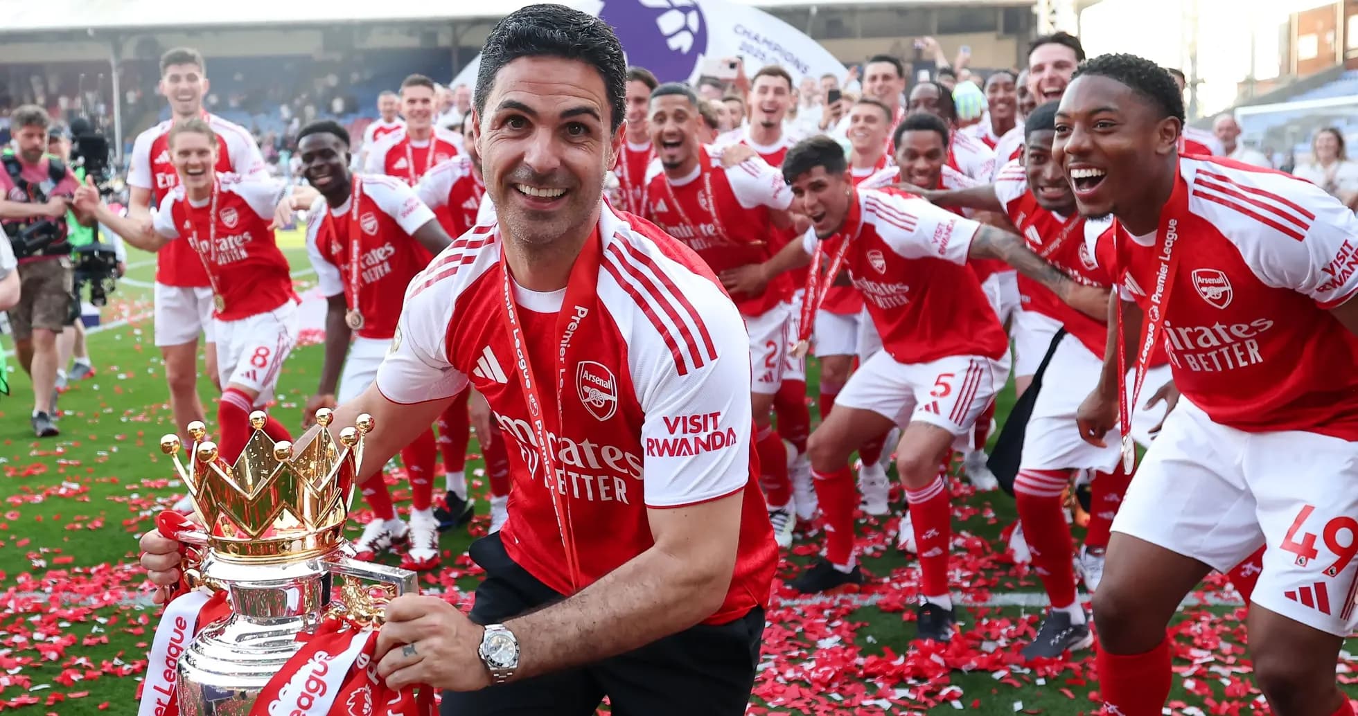 Mikel Arteta celebrando con el trofeo de la Premier League