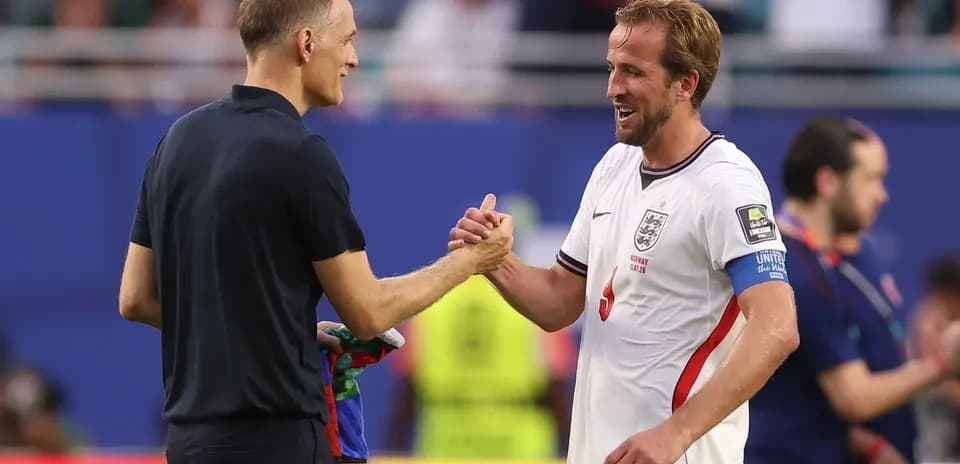 Entrenador y jugador de Inglaterra saludando al finalizar partido
