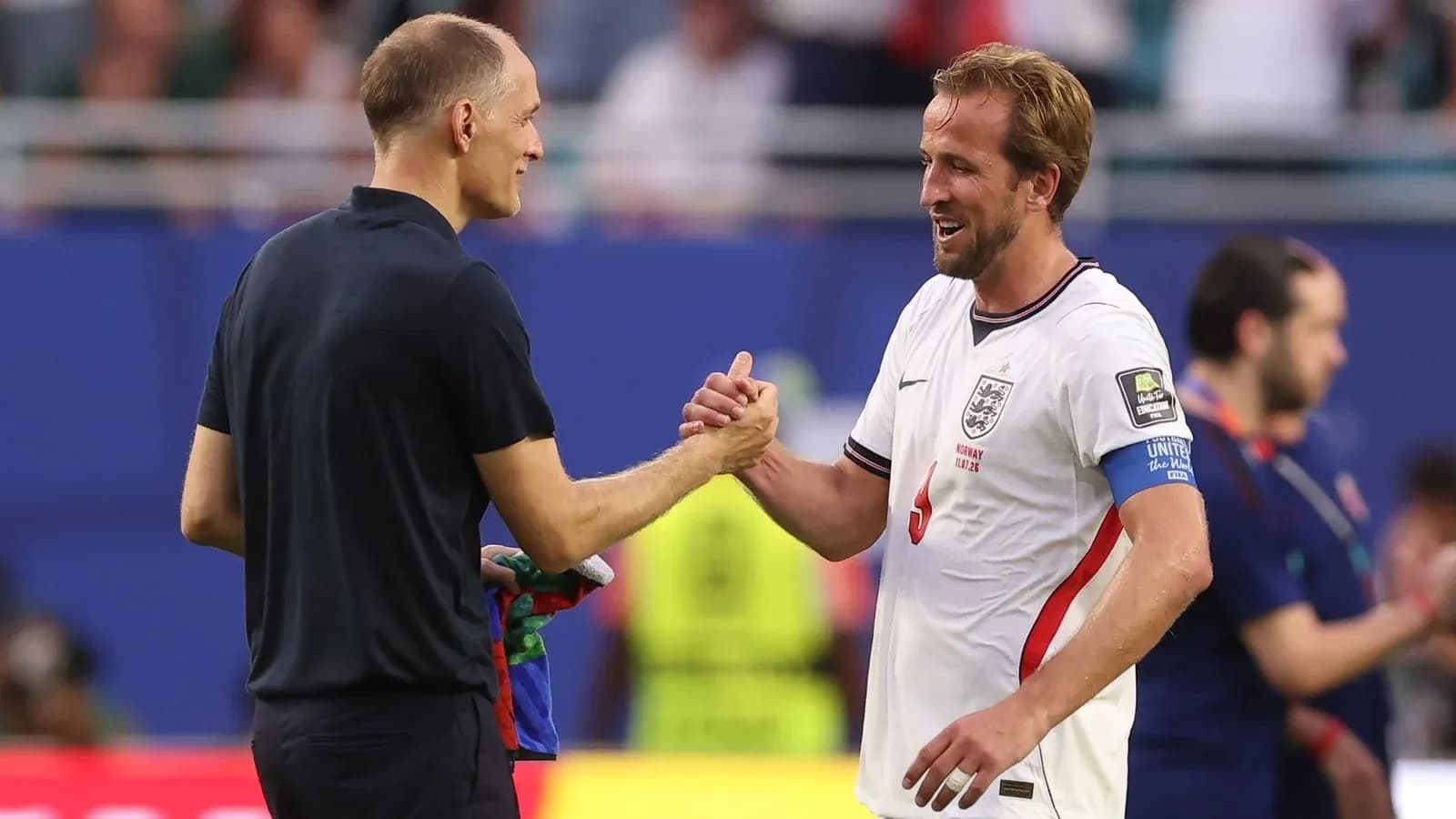 Entrenador y jugador de Inglaterra saludando al finalizar partido