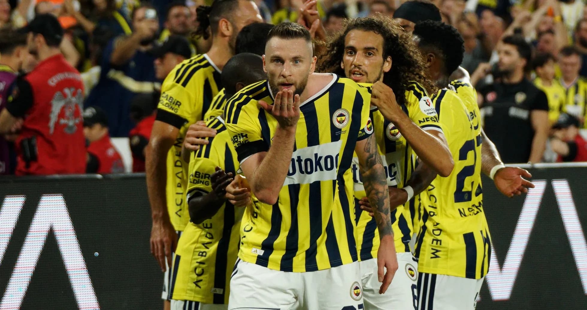 Jugadores de Fenerbahçe celebrando un gol juntos