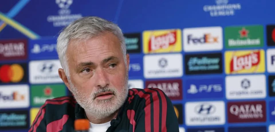 Entrenador en rueda de prensa de la Champions League