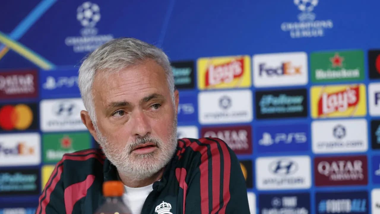 Entrenador en rueda de prensa de la Champions League