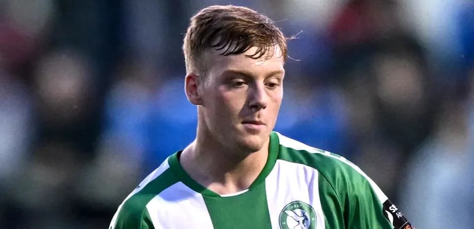 Jugador de fútbol con camiseta verde y blanca