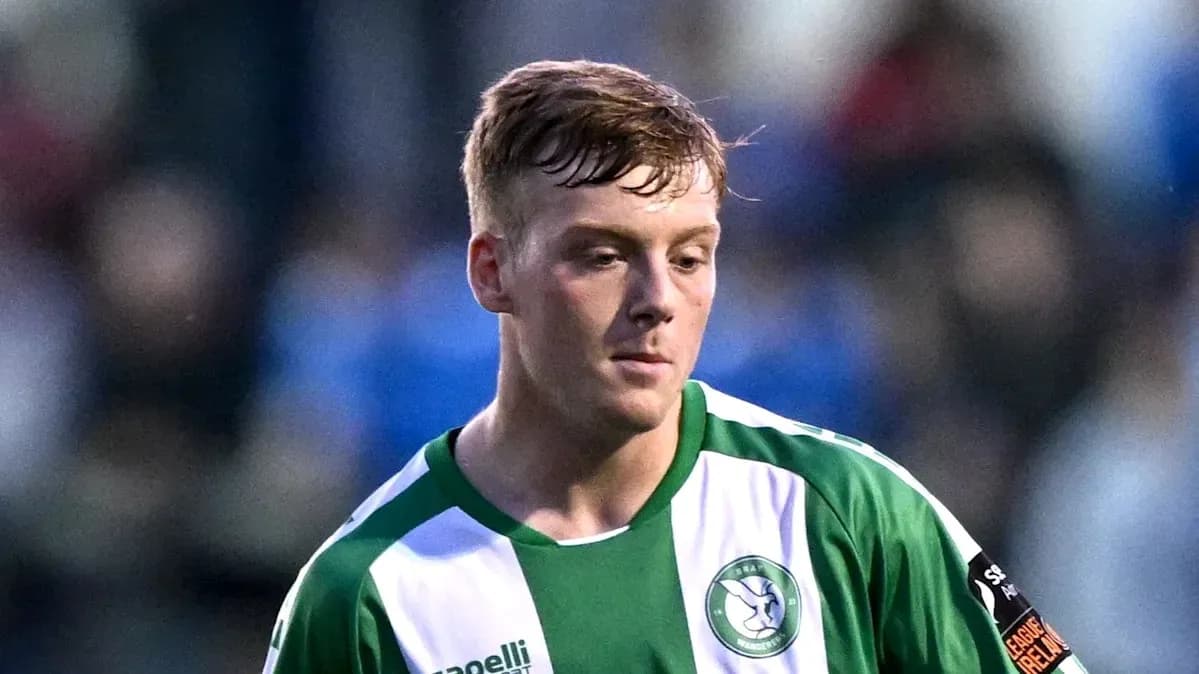 Jugador de fútbol con camiseta verde y blanca