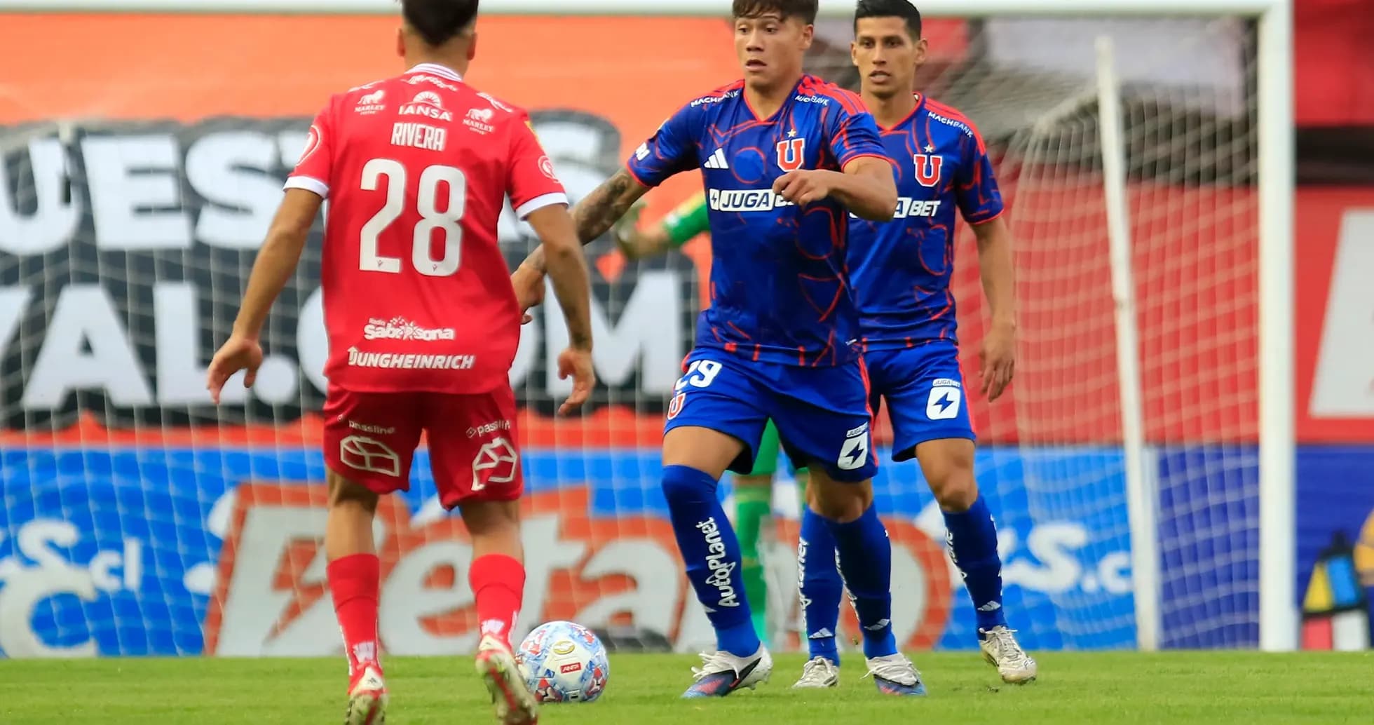 Jugadores de Universidad de Chile en acción