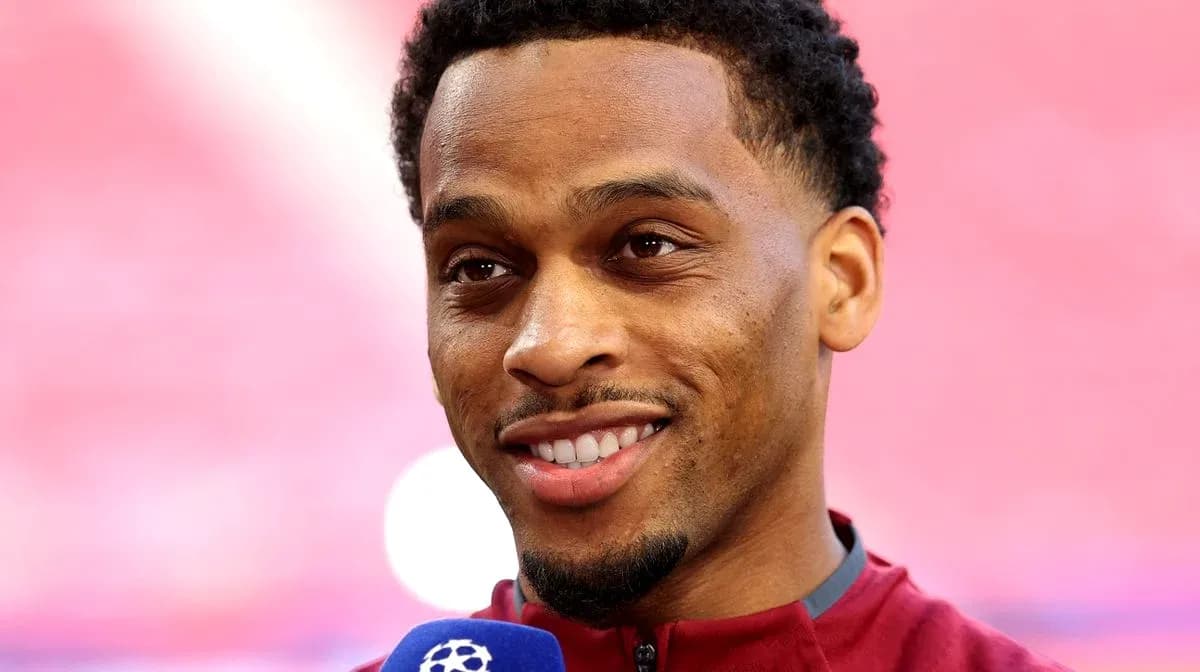 Jugador sonriendo durante una entrevista en el estadio