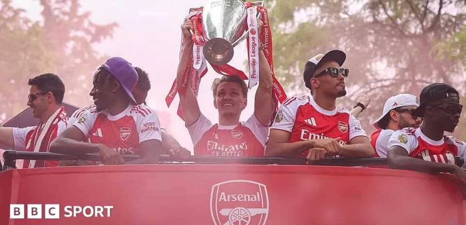 Jugadores de Arsenal celebrando con el trofeo de Premier League