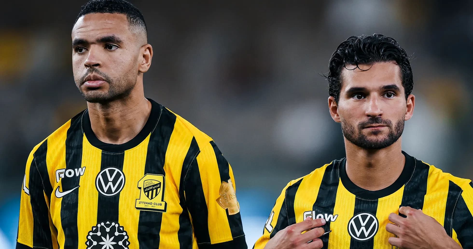 Jugadores de Ittihad Club en uniforme amarillo y negro