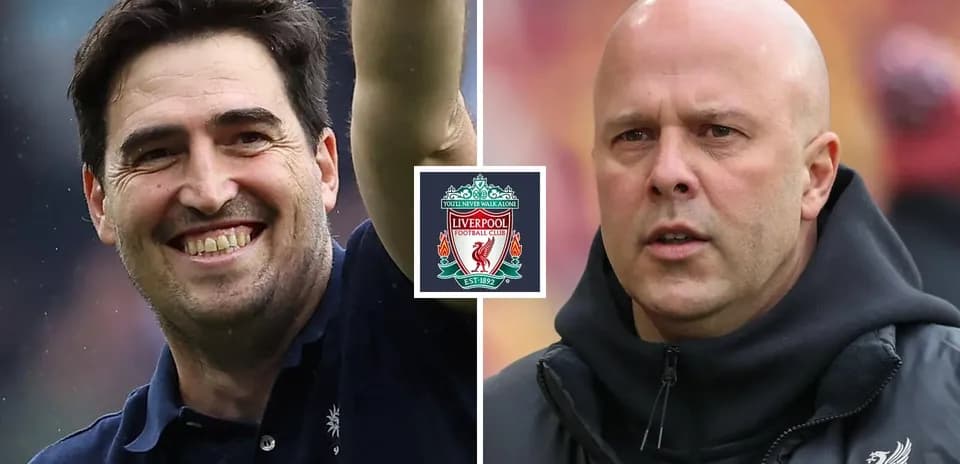Entrenadores de fútbol sonriendo y serios, logo de Liverpool
