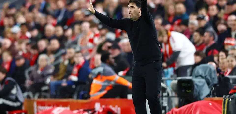 Entrenador gesticulando durante el partido en el estadio